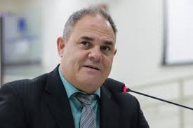 Mônica Rodrigues faz leitura de manifesto em defesa dos animais