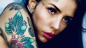 En la imagen pudo lucir sus tatuajes llenos de detalles, que ocupan toda su espalda, piernas y brazos. La Foto Con Advertencia De Cande Tinelli Que Hizo Explotar Las Redes Tendencias Telefe Com