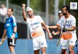 Walau hoki bisa dimainkan dengan sepatu roda (roller hockey) atau di lantai (floor hockey), yang paling terkenal dan umum adalah hoki yang dimainkan di atas es. Pemain Hoki India Mandeep Singh Adalah Yang Terbaru Yang Dinyatakan Positif Covid 19