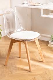 Fabriqué en polypropylène avec des pieds de chaise en bois de chêne solide, cette chaise tendance s\'adaptera à tous les intérieurs. Chaise De Salle A Manger Nordique Transparente Sklum