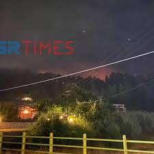 Όσον αφορά την φωτιά στη φούρκα επιχειρούν περίπου 25 οχήματα. Ijrkdcowalaedm