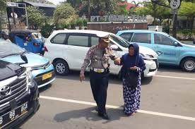 Jun 28, 2021 · baca juga: Street Manners Kerap Disepelekan Membantu Orang Menyeberang Jalan Itu Tindakan Mulia Ada Dalam Pancasila Gridoto Com