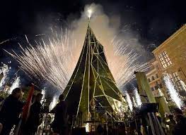 黎巴嫩lebanon 比布鲁斯byblos 一棵35米高 14米宽的圣诞树christmas tree 正式亮灯 该圣诞树分成两部分 象征着朱拜勒城的过去与现在 该圣诞树是用35吨金色的金属片制成 造型像是一艘帆船 sydney opera house opera house favorite places