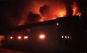 Mujiati tengah melinting rokok saat rekan kerjanya membawa kabar mengejutkan. Gudang Cat Mebel Di Mojokerto Ludes Terbakar