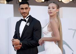 Ester expósito continúa de manera imparable su ascenso profesional. Bellisimos Ester Exposito Se Viste De Blanco Cogida Del Brazo De Alejandro Speitzer En Venecia Alfombra Roja O Boda Roja
