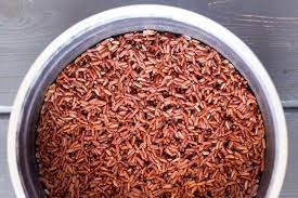 Sebab beras merah memiliki indeks glikemik yang lebih rendah, sehingga setelah dimakan tidak langsung diubah menjadi gula darah di dalam tubuh. 13 Manfaat Beras Merah Untuk Kesehatan Orami