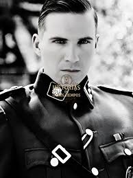 Linda Evangelista, una de las supermodelos más icónicas de los años  noventa, desapareció del ojo público durante casi una década. En ese  tiempo, surgieron rumores sobre un posible retiro, pero la verdadera