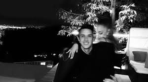 Ariana grande and dalton gomez are officially husband and wife after tying the knot over the weekend, us weekly confirms. Knutsch Foto So Suss Gratulierte Dalton Seiner Ariana Grande Promiflash De