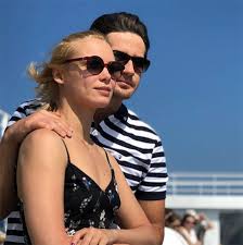 Татьяна арнтгольц родилась в семье актеров калининградского областного драматического театра альберта арнтгольца (заслуженный артист рсфср) и валентины галич. Leoi54dcaazg M