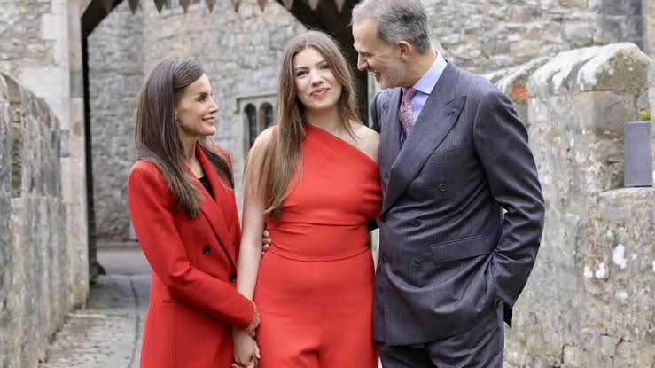 La infanta Sofía se gradúa: lo que no se vio, de su abrazo con Letizia a la  foto de Felipe