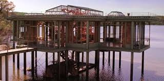 The lake house) ist ein romantisches filmdrama aus dem jahr 2006 von regisseur alejandro agresti.die hauptrollen spielten sandra bullock und keanu reeves. In Der Hauptrolle 4 Moderne Hauser Aus Bekannten Hollywood Filmen Architektur Anbau Haus Haus Auf Stelzen