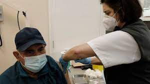Cuando todas ellas estén protegidas, dará comienzo la inoculación en personas que tienen entre 70 y 79 años, así como en enfermos crónicos, priorizando a pacientes trasplantados, oncohematológicos, que están. Los Grupos De Riesgo Se Vacunaran Con Los Mayores De 70 Anos