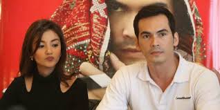 Atalarik syah meminta kembali perhiasaan saat seserahan hingga sejumlah hadiah ulang tahun berupas tas dan sepatu kepada tsania marwa. Istri Atalarik Syah Lahirkan Anak Pertama Okezone Celebrity