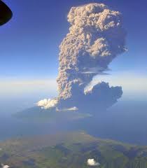Incredible Moment Huge Volcano Erupts In Indonesia Volcano Pictures Volcano Beautiful Ocean