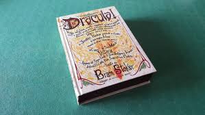 With claes bang, dolly wells, morfydd clark, jonathan aris. Dracula Ediz Illustrata La Recensione Il Vampiro Per Eccellenza Torna In Libreria