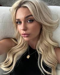 Elizabeth Marie's Instagram, Twitter & Facebook