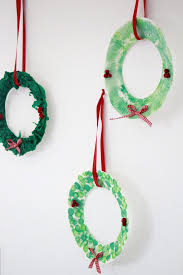 Oma und opa freuen sich über jedes mitbringsel, am meisten jedoch über den besuch selbst. Diy Selbstgebastelter Pappteller Weihnachtskranz Als Geschenkidee Fur Oma Und Opa Lavendelblog