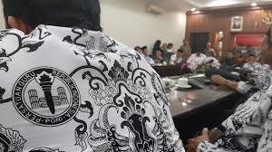 Petugas dan satpam tetap memegang pasien agar tenang. Cerita Pilu Guru Dan Ptt Di Jember Gaji Kecil Tak Diakui Pemerintah Suara Jatim
