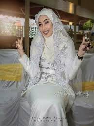 Assalammualaikum akhirnya terupdate juga blog ini baju kurung moden,ditempah oleh jiran untuk akad nikah. Baju Nikah Silver Cheap Online