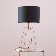 On Adore Cette Lampe A Poser Toute En Legerete Ultra Tendance Avec Son Pietement Filaire Cuivre Elle Fera S Deco Cuivre Deco Contemporaine Deco Chambre Noire