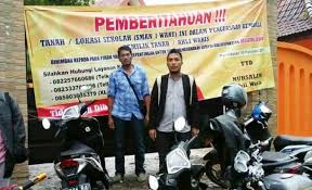 Di wajibkan memakai seragam dan atribut sekolah lengkap. Sman 1 Waru Pamekasan Disegel Kepala Sekolah Ngaku Tak Bisa Berbuat Banyak Bangsa Online Cepat Lugas Dan Akurat