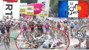 La première grosse chute de la compétition. Tour De France Chute Incroyable Top 5 Top 5 Moments To Remember In Cycling Youtube