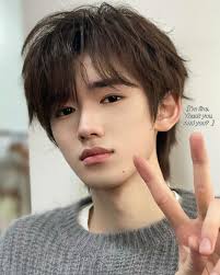 宋亚轩，男，青少年，黑色短发，正面微笑，红色卫衣，明亮自然光，舞台背景