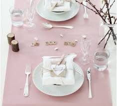 Sevgiliye romantik yemek masası hazırlarken masa da bulunması gereken en başlıca şeylerden biri kokulu mumlardır. Romantik Yemek Masasi Nasil Hazirlanir Hediye Tavsiyeleri