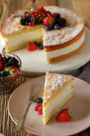 Flaumiges Biskuit Und Eine Cremige Mit Zitrone Und Vanille Verfeinerte Topfen Schlagobers Fullung So Rich Topfencreme Fur Torte Topfentorte Kuchen Und Torten