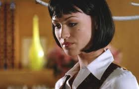 Anyone confused as to why Hannah McKay didn't even attempt to hide how she  looks knowing there was a manhunt after her? This is how she would have  looked with different hair . :