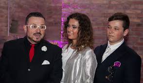 Zenész, műsorvezető a nagy sikerű péntek esti dáridó házigazdája. Velvet Gumicukor Lagzi Lajcsi Kerlelte A Gyerekeit Hogy Ne Viseljek A Nevet