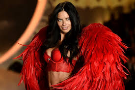Adriana Lima Balikan dengan Victorias Secret