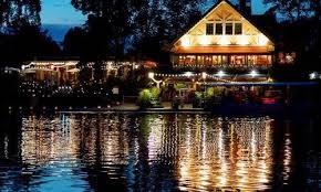 Le Chalet Des Iles Le Restaurant Romantique Au Bord De L Eau Restaurant Romantique Chalet Restaurant Paris