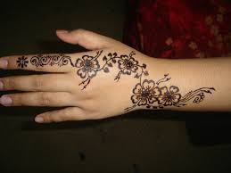 Kamu dapat melihat banyak gambar motif henna di tangan dalam pembahasan sebelumnya dengan segala. Lukisan Inai Di Jari Cikimm Com