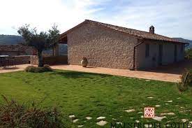 Dalla toscana alla puglia, passando per l'umbria, il bel paese è pieno di case rustiche in pietra, casali antichi e moderni, ville immerse nel verde che promettono soggiorni da sogno, nella cornice idilliaca di campi sconfinati, dove l'unico suono è quello del vento. Pavimenti Esterni Per Case Di Campagna Pavimenti A Partire Da 28 00 Al Mq Citta Della Pieve Perugia Umbria Maestri Del Cotto