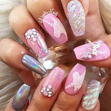 Estas uñas únicas están hechas con una base de color gris paloma medio. Llena Tus Unas De Magia Con Estos Hermosos Disenos Inspirados En Los Unicornios Teen