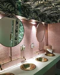 blog doe eens gek en kleur je plafond laat je inspireren bij thuisin tropische badkamer behang badkamer badkamer plafonds