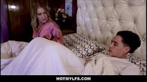 ينيك أمه بقميص نومها في سريرها في غرفة نومها أنبوب الجنس العربي