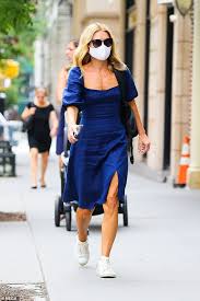 Kelly ripa and mark consuelos shared a story about the early days of their marriage. Kelly Ripa Walks Through New York City Wearing A Form Fitting Blue Dress Duk News