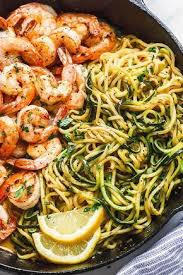 Les Crevettes Au Beurre Citronne Avec Nouilles De Courgettes Une Recette Delicieuse Prete En 10 Min Recette Plats Aux Crevettes Recettes De Cuisine Recette De Plat