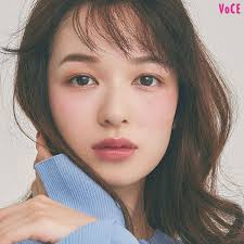 春のイガリメイク ピーチピンク ブラウンのレイヤー塗りで 痛くないピンクメイク ピンクメイク ヘアモデル ブライダルメイク