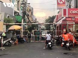 Theo chủ tịch ubnd tp.hcm nguyễn thành phong, khi thành phố tiếp tục thực hiện giãn cách xã hội theo chỉ thị 16 thêm 1 tháng, việc kiểm soát dịch đồng thời, đối với khu vực ngoài khu phong tỏa, chủ tịch ubnd tp.hcm chỉ đạo giám sát, phát hiện sớm những người có triệu chứng nghi ngờ hoặc. Tphcm Phong Tá»a Má»™t Khu á»Ÿ Quáº­n 1 Vá»›i Gáº§n 1 900 CÆ° Dan Vov Vn