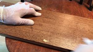 Le parquet vitrifié est obtenu par application d'un vitrificateur, ou d'un vernis, sur la surface du revêtement de sol. Comment Savoir Si Un Bois Est Cire Ou Vernis Youtube