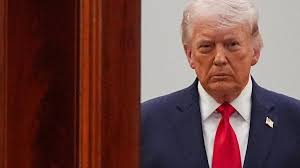 Trump chama papa Leão 14 de 'fraco' e critica postura sobre Irã