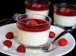 Panna Cotta Au Chocolat Blanc Et Framboises Recettes Recette Panna Cotta Au Chocolat Chocolat Blanc Dessert Leger Rapide