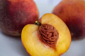Чим корисні абрикоси та персики?