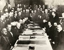A photo of the signing of armistice between russia and germany on march 3, 1918. Die Waffenstillstandsverhandlungen Von Brest Litowsk Fotografie Aufnahme Vom 15 12 1917 Der Erste Weltkrieg