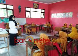 Gaji guru honorer adalah salah satu topik yang selalu diangkat di setiap hari pendidikan nasional pada tanggal 2 mei pada tiap tahun. Buktikan Ancaman Ribuan Gtt Ptt Di Lamongan Mogok Barometer Jatim
