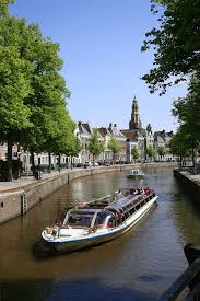 De Goldenraand In De Grachten Van Groningen Met Op De Achtergrond De Pronkjewail The Netherlands Groningen Nederland Stad