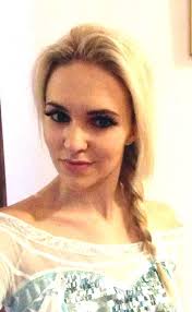 Frozen: Disney-obsessed lawyer moonlights as ice Princess Elsa